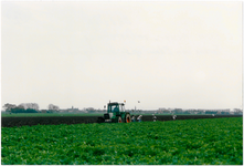 CPH_map3_103 Hier zien we een boer aan het ploegen, hij werkt de groenbemesting onder de grond.(achtergrondinformatie: ...
